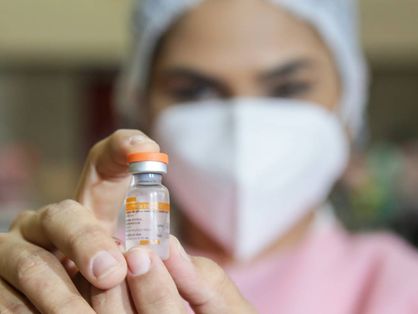 Enfermeira segura frasco de vacina