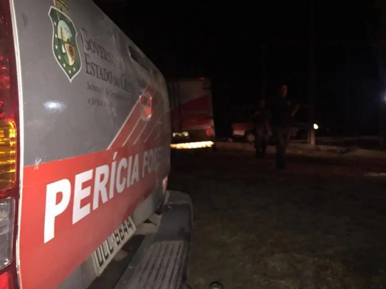 Nesta imagem é possível a parte detrás de uma caminhonete com o nome Perícia Forense escrito