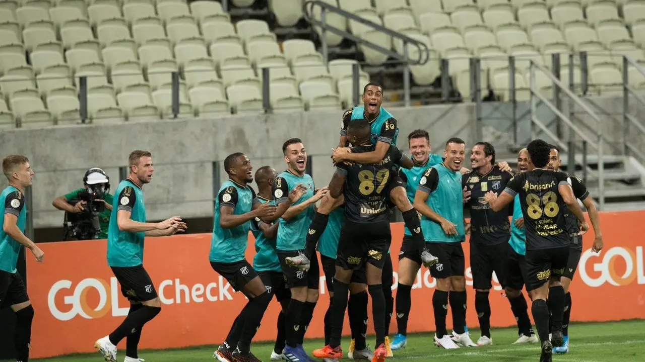 Elenco do Ceará comemora com abraços e sorrisos dentro de campo