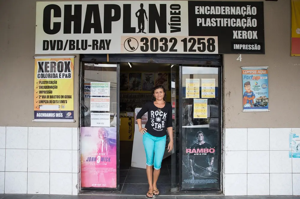 Fachada anuncia os serviços à população. Segundo Regina Araújo, além da venda, é possível alugar os filmes