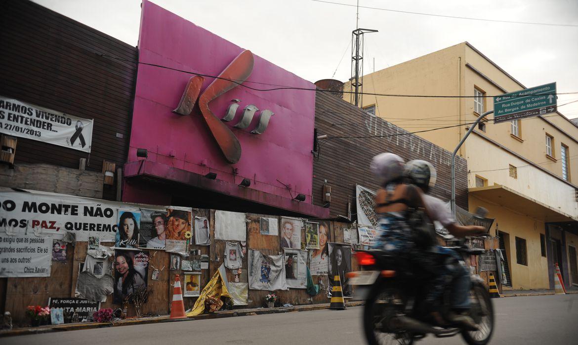 Esta imagem mostra a fachada da Boate Kiss, em Santa Maria no estado do Rio Grande do Sul. 242 jovens morreram em um incêndio de grandes proporções no local no ano de 2013.