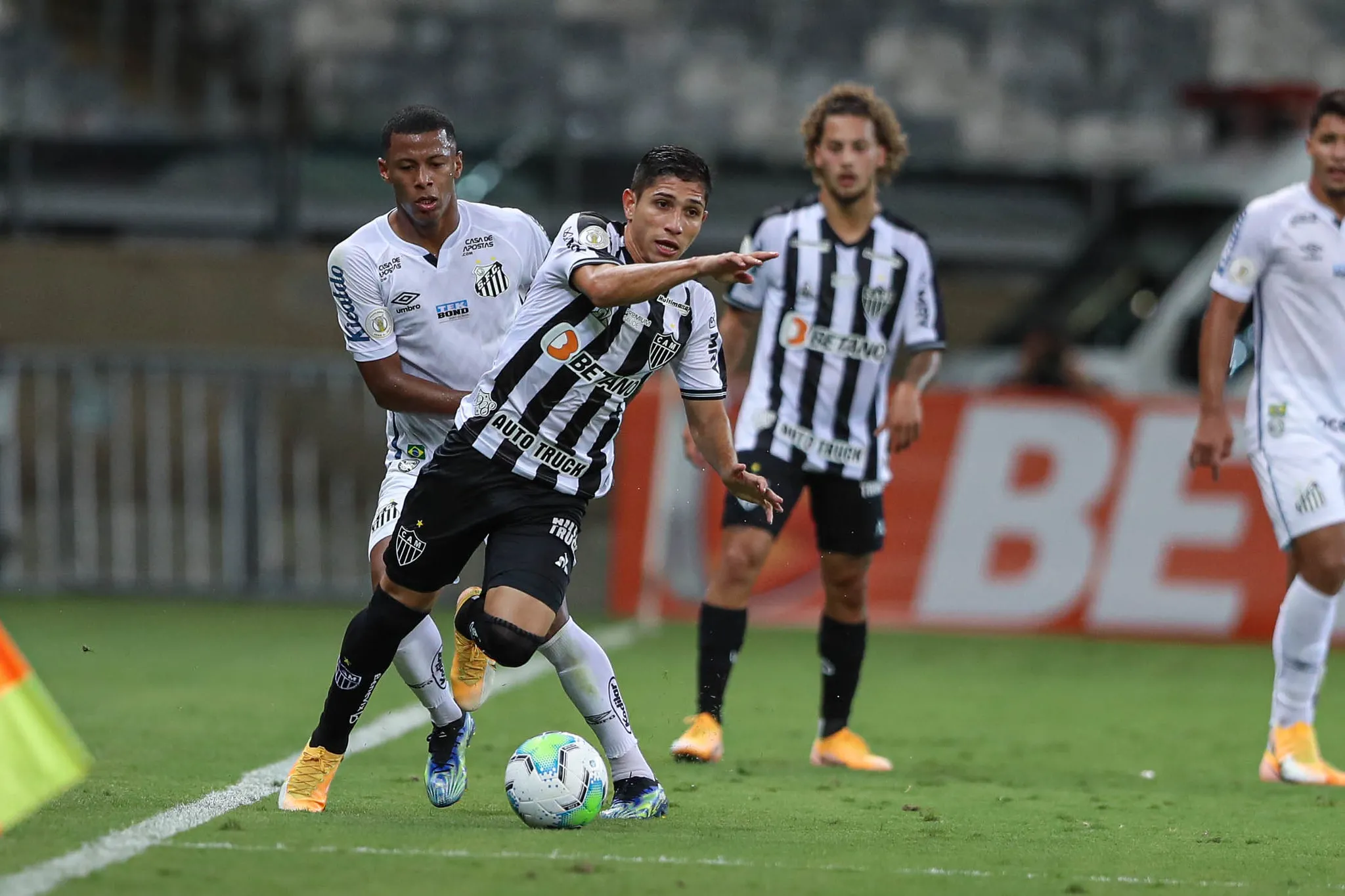Savarino marcou os dois gols da vitória do Galo