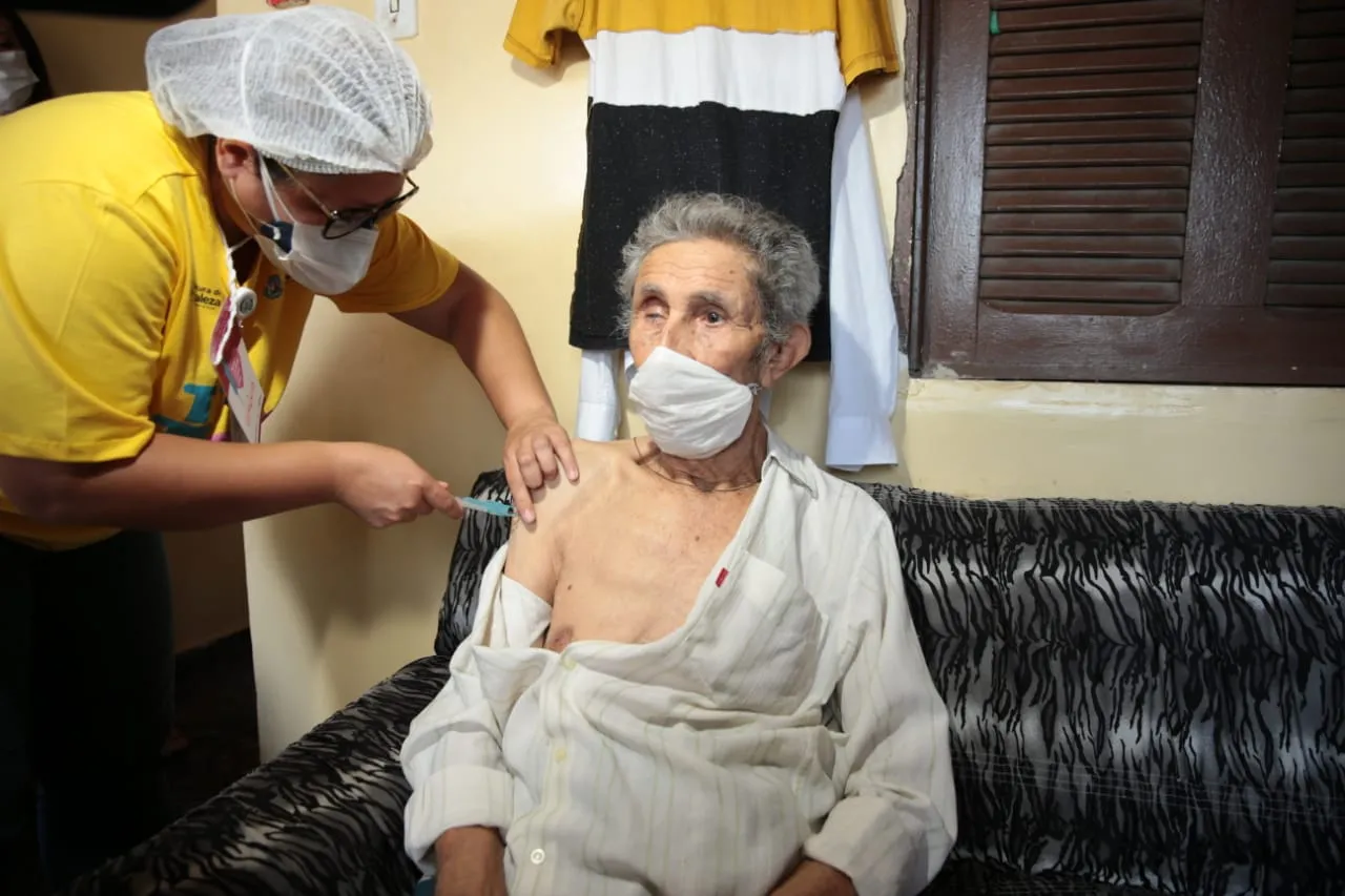 Miguel Raimundo, de 89 anos, foi vacinado na manhã desta quarta-feira (27)