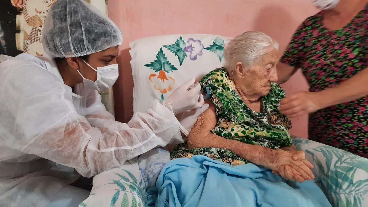 Dona Julieta Viana, que vai completar 100 anos no próximo dia 12 de fevereiro, foi uma das primeiras idosas a receber a vacina em Cedro.
