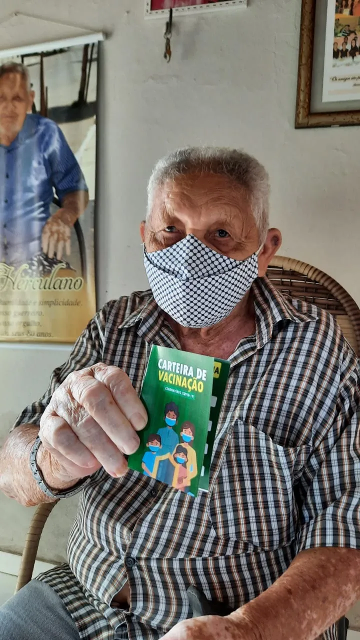 O carroceiro aposentado, Francisco Herculano, de 82 anos, foi o primeiro a ser vacinado em Cedro.