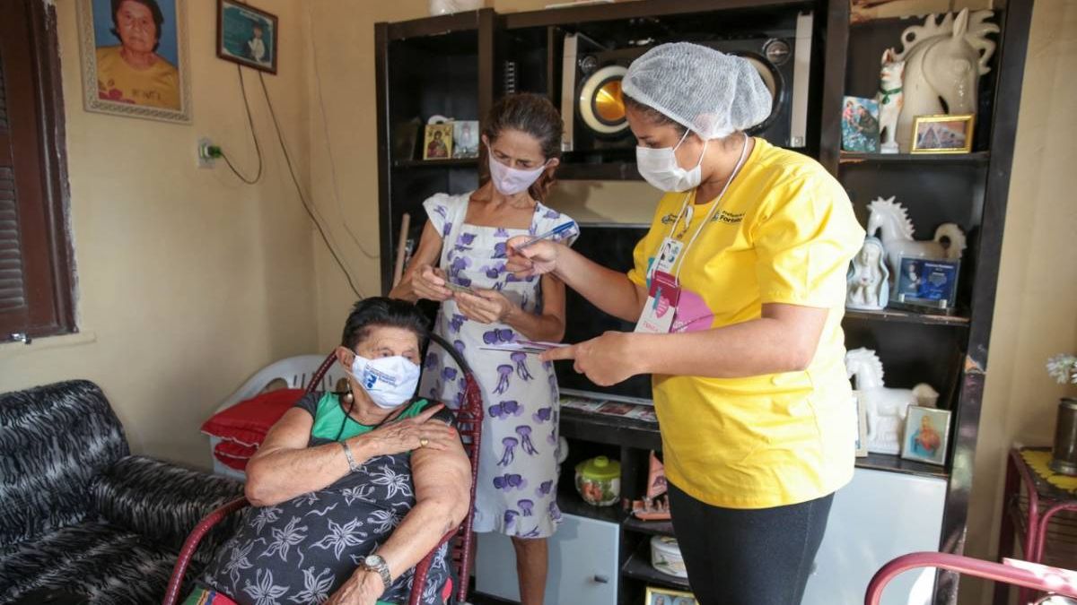 Idosos acima de 75 anos de Fortaleza começaram a ser vacinados em casa por equipes da Prefeitura nesta quarta-feira (27).