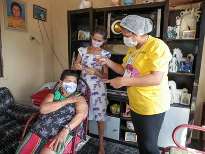Idosos acima de 75 anos de Fortaleza começaram a ser vacinados em casa nesta quarta-feira (27)
