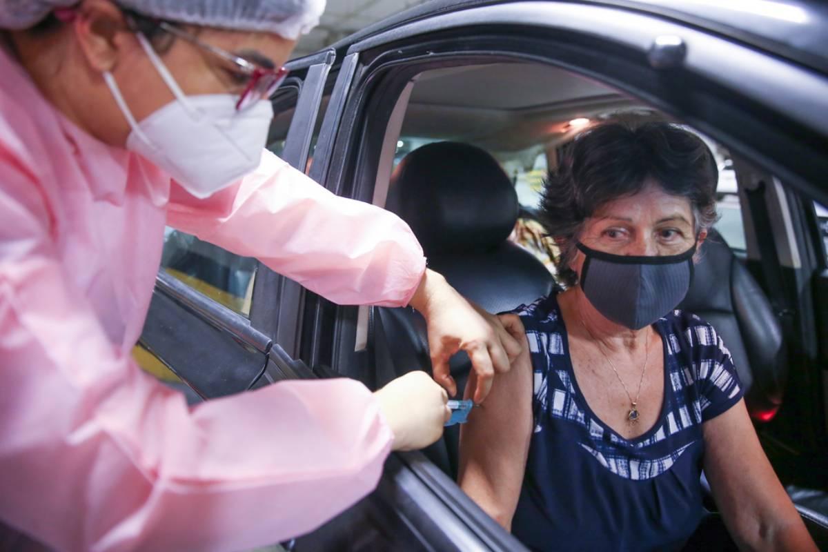 Idosos foram vacinados em esquema de drive-thru segunda-feira (25), no Centro de Eventos do Ceará, em Fortaleza.