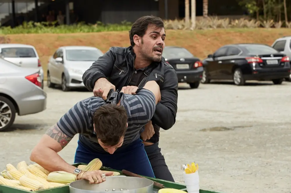 O guariteiro Ademar enfrenta a corrupção e as revelações cada vez mais confusas dos sonhos