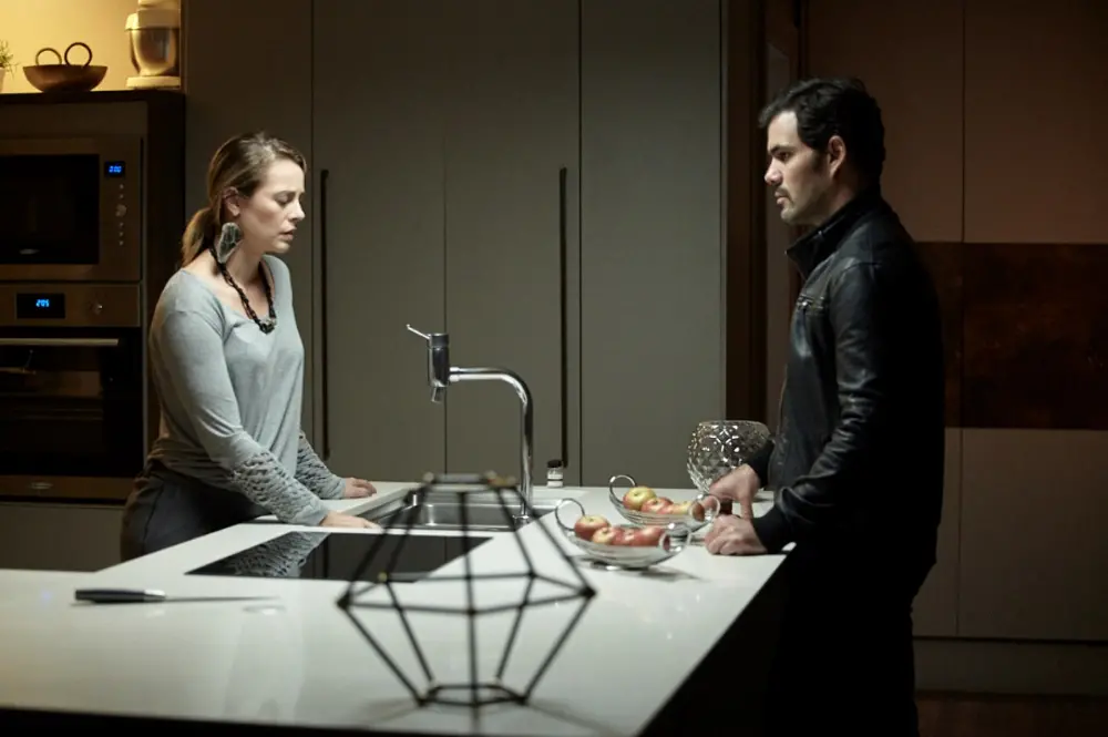 Joana (Paolla Oliveira) adentra a investigação pessoal de Ademar (Juliano Cazarré)