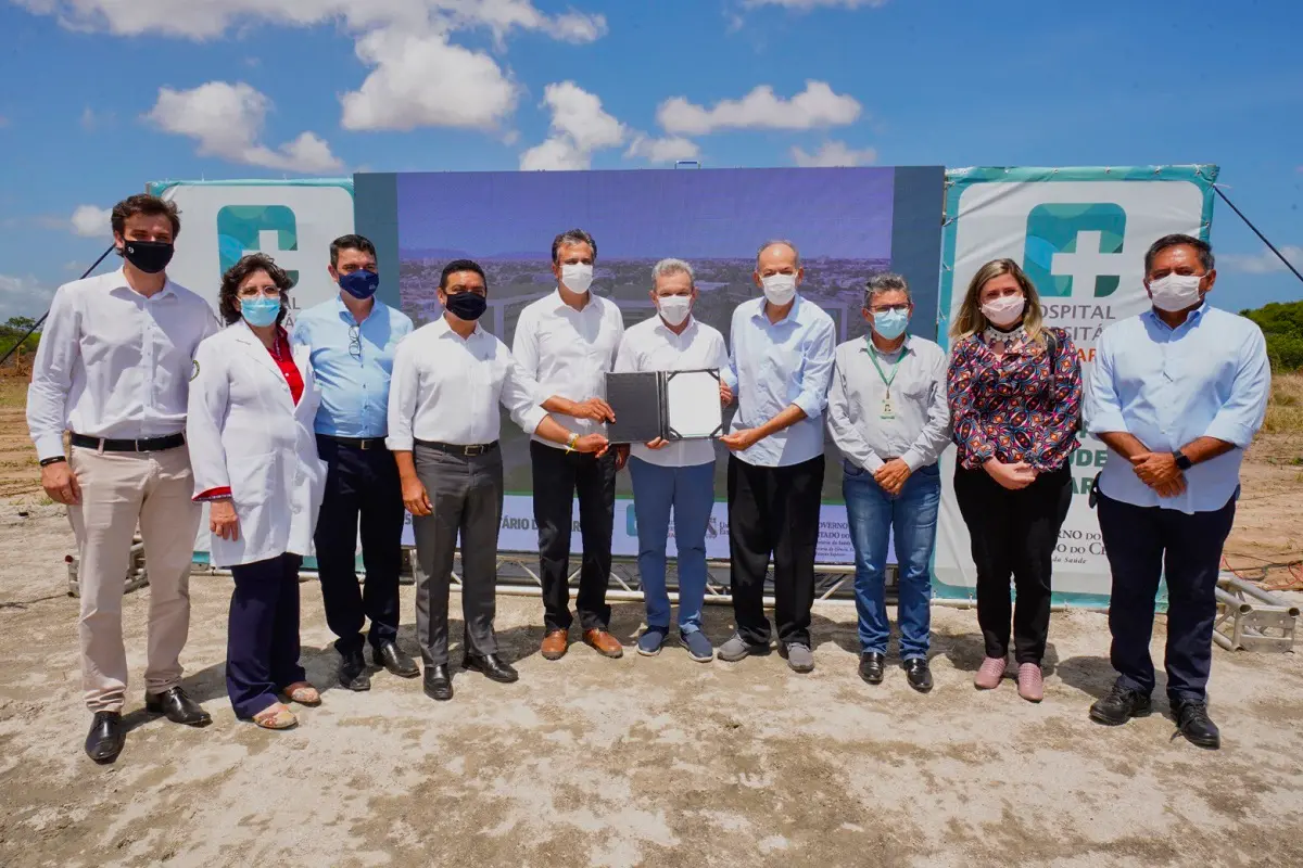 Assinatura da ordem de serviço do Hospital Universitário do Ceará