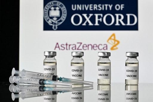 Esta fotografia de arquivo, tirada em 17 de novembro de 2020, mostra uma ilustração de frascos com adesivos Covid-19 Vaccine colados e seringas, com o logotipo da Universidade de Oxford e sua parceira farmacêutica britânica AstraZeneca, em Londres.
