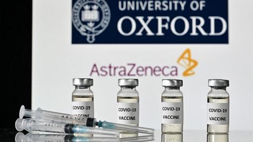 Esta fotografia de arquivo, tirada em 17 de novembro de 2020, mostra uma ilustração de frascos com adesivos Covid-19 Vaccine colados e seringas, com o logotipo da Universidade de Oxford e sua parceira farmacêutica britânica AstraZeneca, em Londres.