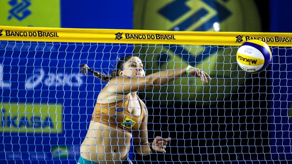 Dupla brasileira de vôlei de praia adia classificação olímpica e