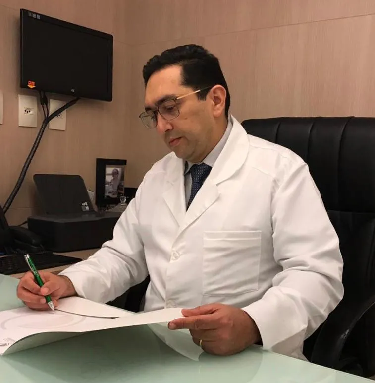 O tratamento para catarata é realizado por meio de cirurgia, em que se implanta uma lente artificial no olho