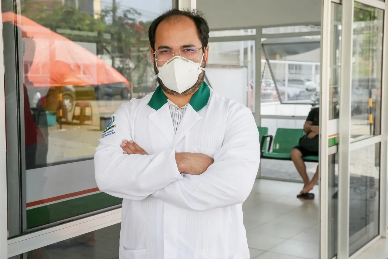 O médico Guilherme Torres, do HGF, foi vacinado no dia 21 de janeiro, no local de trabalho