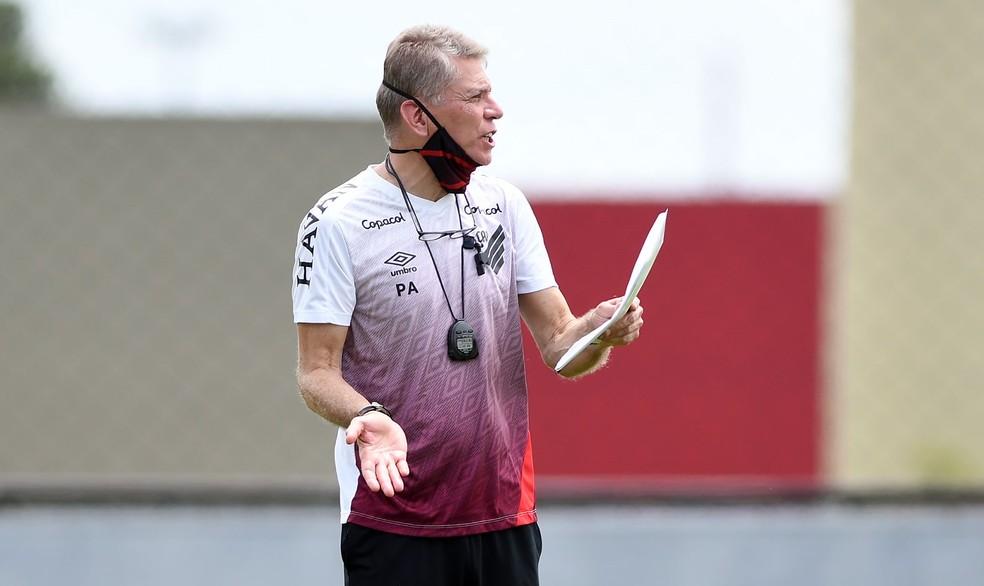 Paulo Autuori é o técnico do Athletico até o fim do Brasileirão