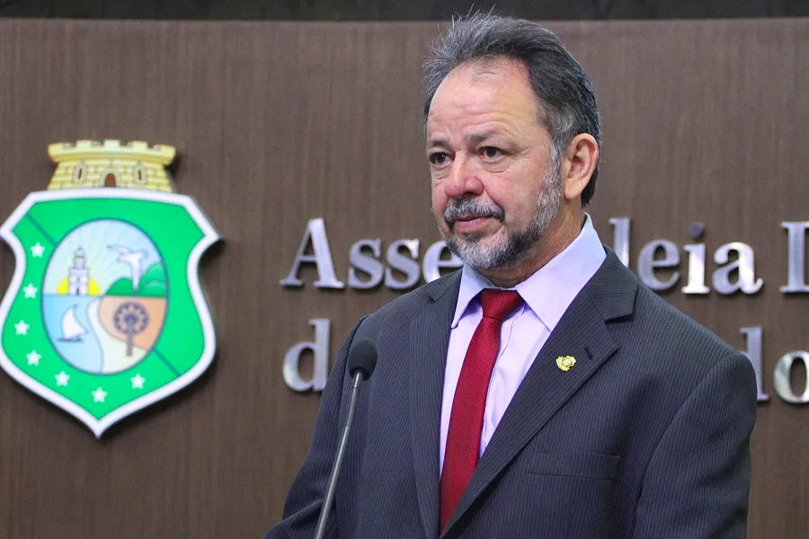 Acrísio Sena foi o deputado que mais usou o tempo do primeiro expediente