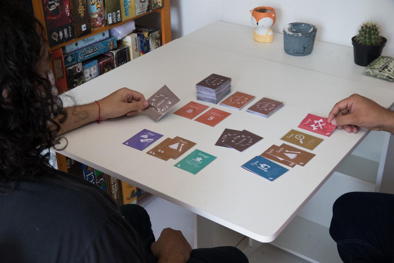 Professor cearense cria jogo de cartas sobre religiões de matrizes