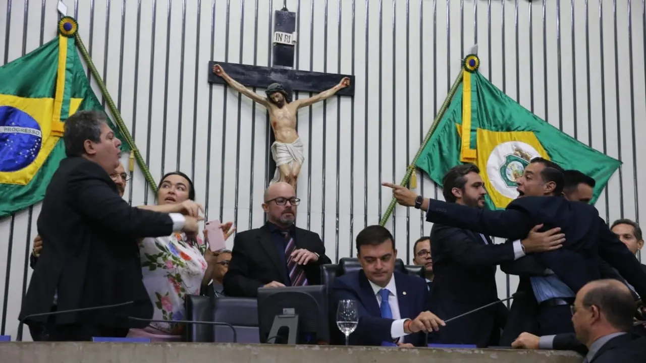 Osmar Baquit (à esq.) e Leonardo Araújo (à dir.) durante discussão na tribuna da AL-CE