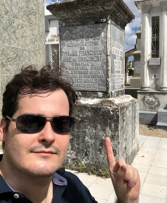 Historiador cearense e doutorando na Universidade da Flórida, Licínio Nunes de Miranda, fez selfie diante do túmulo de Dragão do Mar