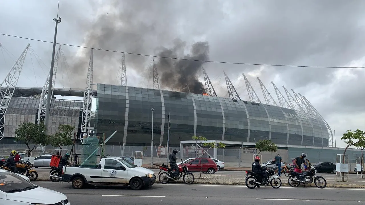 Fogo começou na cabine de rádio da arena, informa Corpo de Bombeiros
