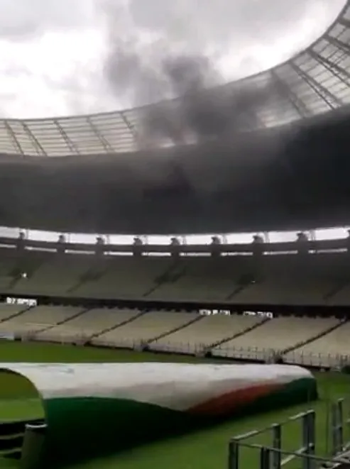 Fumaça tomou parte da lateral da Arena