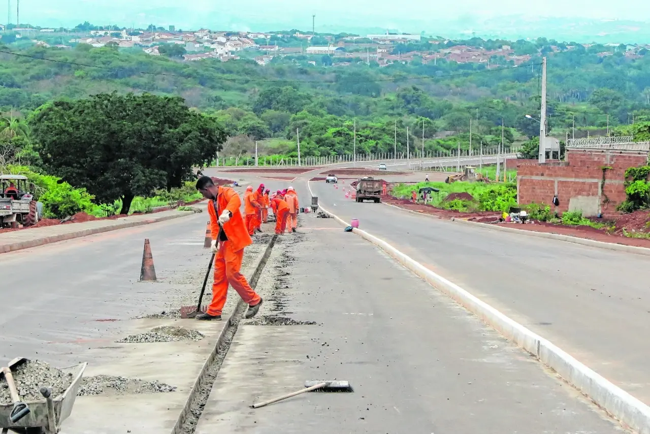 Devido a impasses nas indenizações, pelo menos 20 máquinas estão paradas, entre equipamentos de terraplenagem e produção de asfalto
