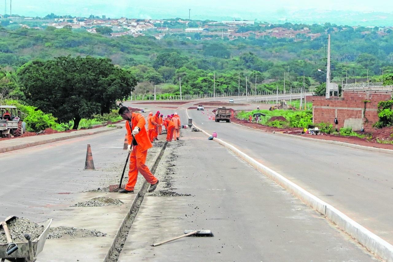 Devido a impasses nas indenizações, pelo menos 20 máquinas estão paradas, entre equipamentos de terraplenagem e produção de asfalto