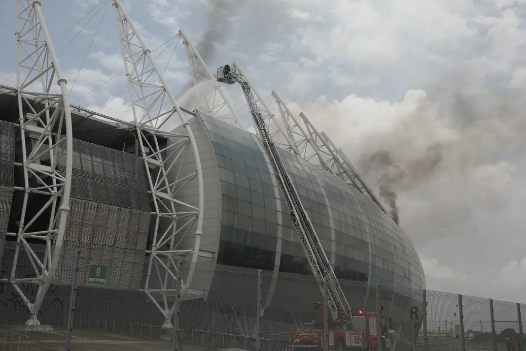 Esta imagem mostra a fumaça saindo do incêndio que atingiu parte da Arena Castelão em Fortaleza