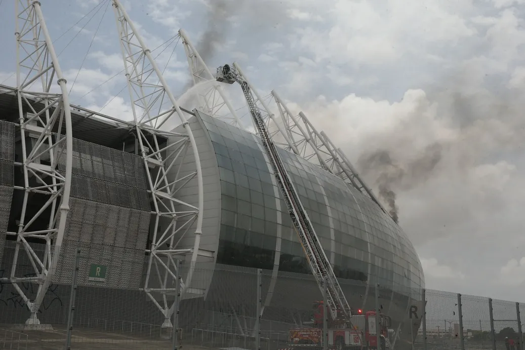 As chamas danificaram parte da estrutura superior da Arena Castelão