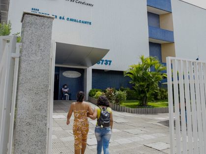 Candidatos chegam ao local de aplicação do Enem Digital no Colégio Ari de Sá, sede Washington Soares, em Fortaleza