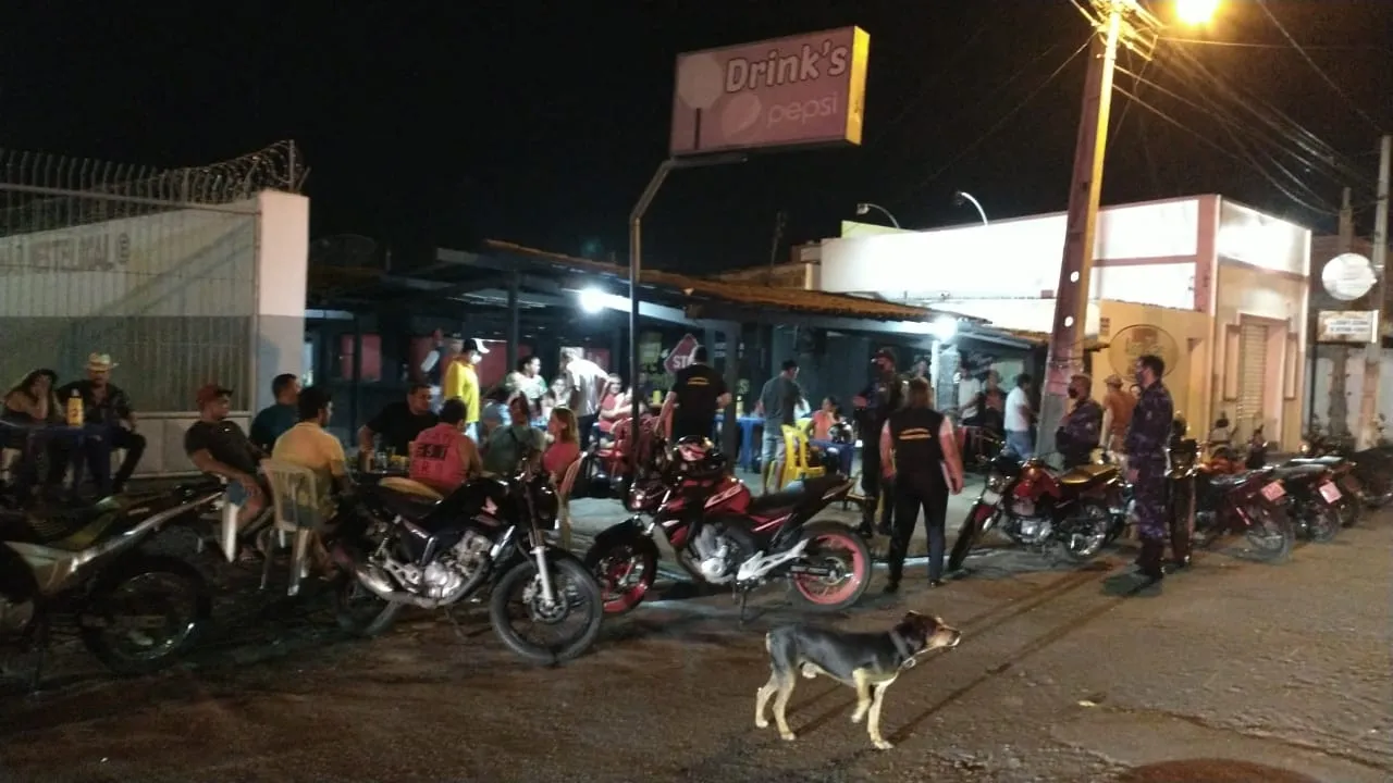 Proprietário de bar é levado à delegacia por desrespeito às normas de proteção da Covid-19, em Iguatu