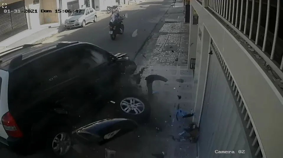 Carro ficou destruído após o acidente