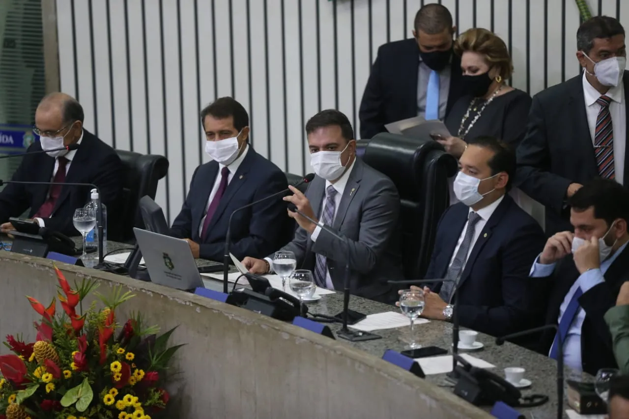 Evandro Leitão discursa em cerimônia de posse na Assembleia Legislativa.