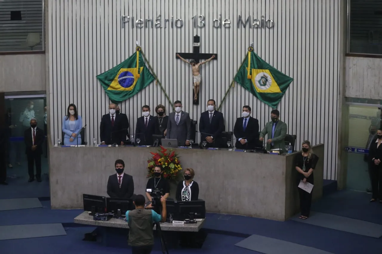 Evandro Leitão (ao centro) toma posse nesta segunda-feira (1º) junto à Mesa Diretora para o biênio 2021/2022.