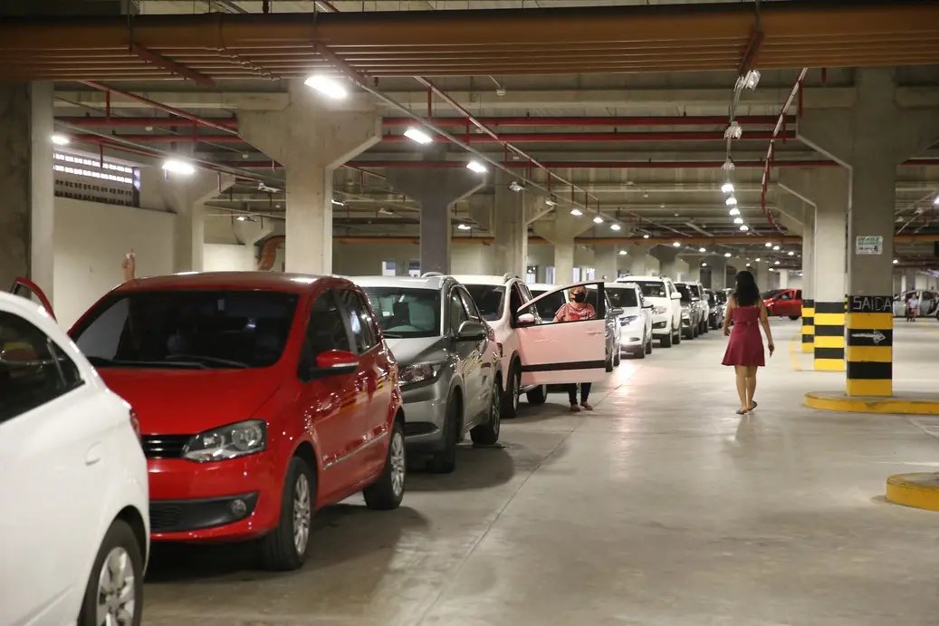 Fila de carros para se vacinar no Centro de Eventos contra a Covid