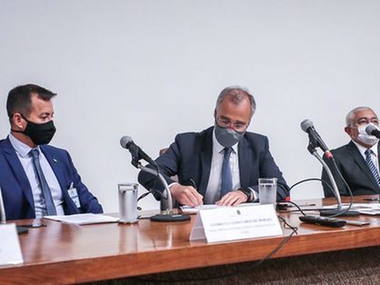 Titular da SSPDS, Sandro Caron, e ministro da Justiça e Segurança Pública, André Mendonça, assinaram o acordo, no Palácio da Justiça, em Brasília (DF)
