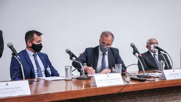 Titular da SSPDS, Sandro Caron, e ministro da Justiça e Segurança Pública, André Mendonça, assinaram o acordo, no Palácio da Justiça, em Brasília (DF)