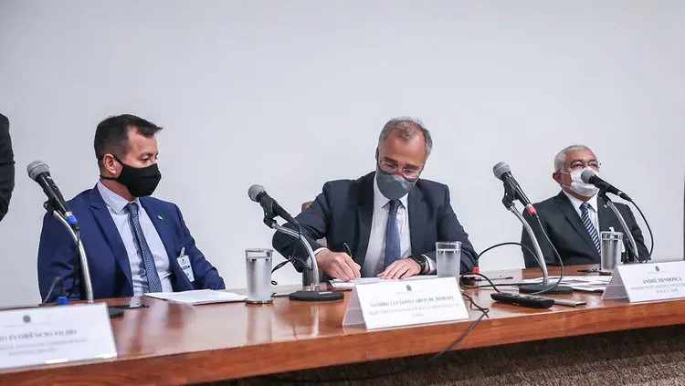 Titular da SSPDS, Sandro Caron, e ministro da Justiça e Segurança Pública, André Mendonça, assinaram o acordo, no Palácio da Justiça, em Brasília (DF)