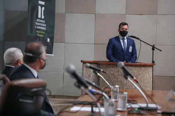 Secretário Sandro Caron representou o Ceará na assinatura do acordo de operação técnica