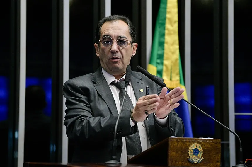 Ele decidiu apoiar Simone Tabet