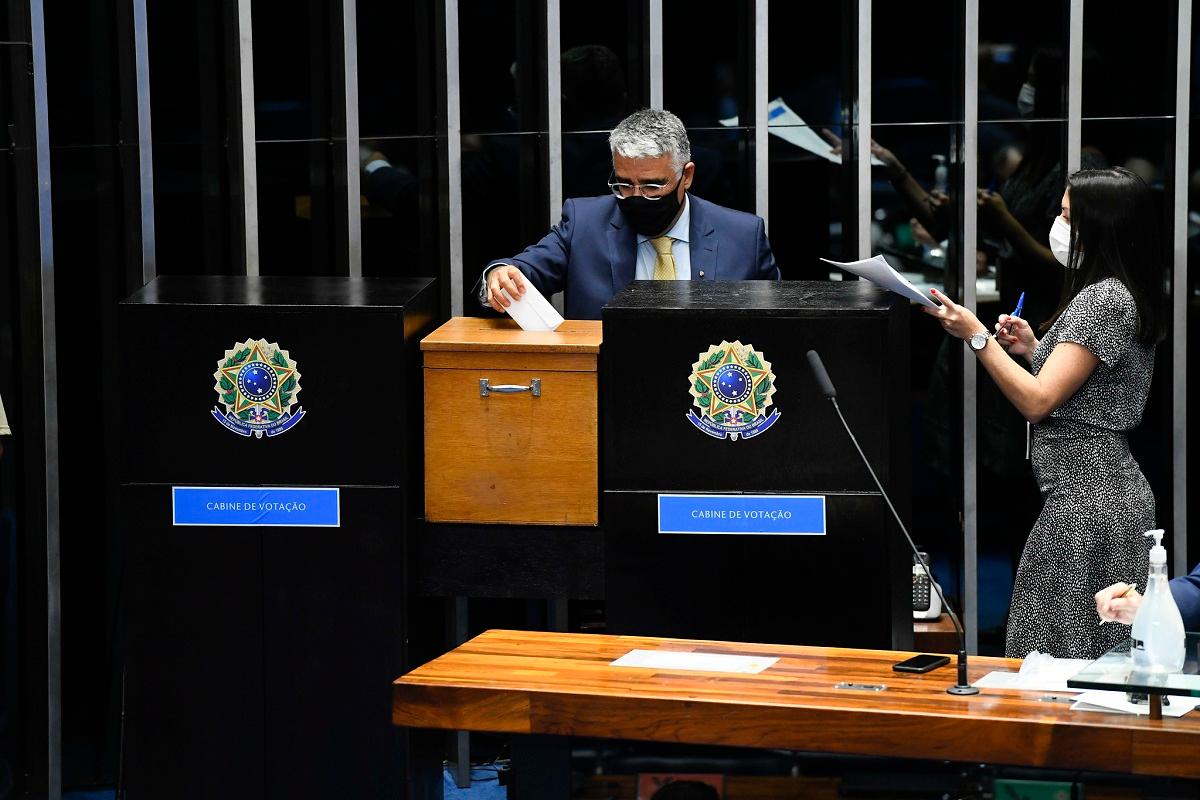Senador Eduardo Girão durante votação no Senado