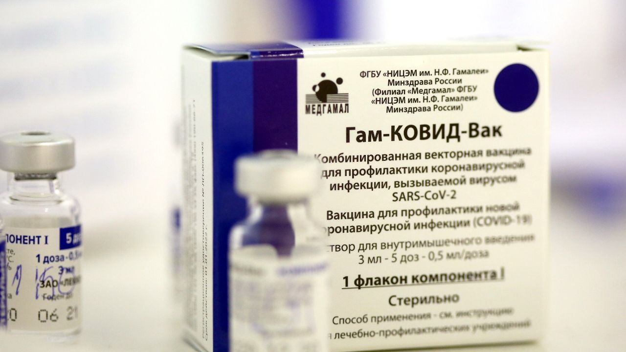 Esta foto tirada em 1º de fevereiro de 2021 mostra frascos da vacina russa Sputnik V