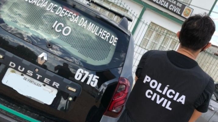 Esta imagem mostra um policial civil de costas ao lado de uma viatura no município de Icó