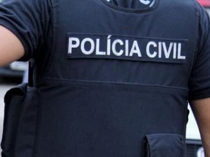 Esta imagem mostra um policial civil de costas ao lado de uma viatura no município de Icó