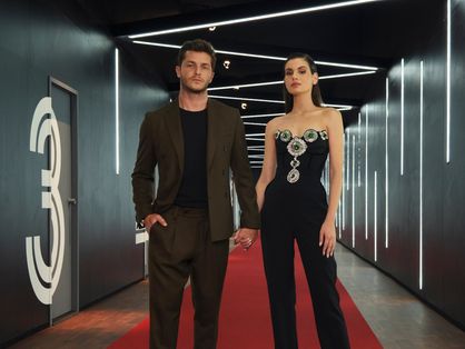 Klebber Toledo e Camila Queiroz serão apresentadores da versão brasileira de 'Casamento às Cegas' da Netflix