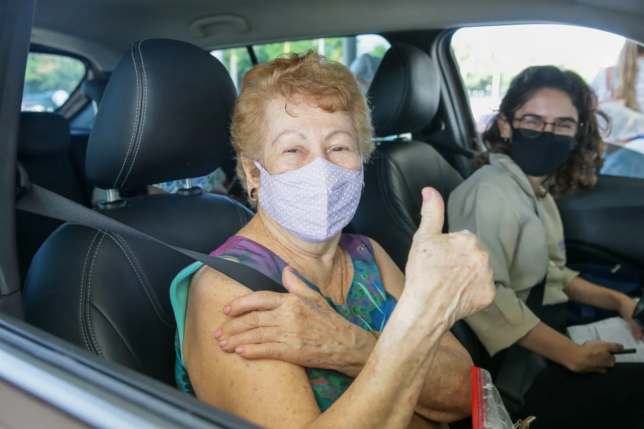 Nesta tarde, Maria Thomázia Araújo Lima, de 89 anos, se vacinou contra Covid-19