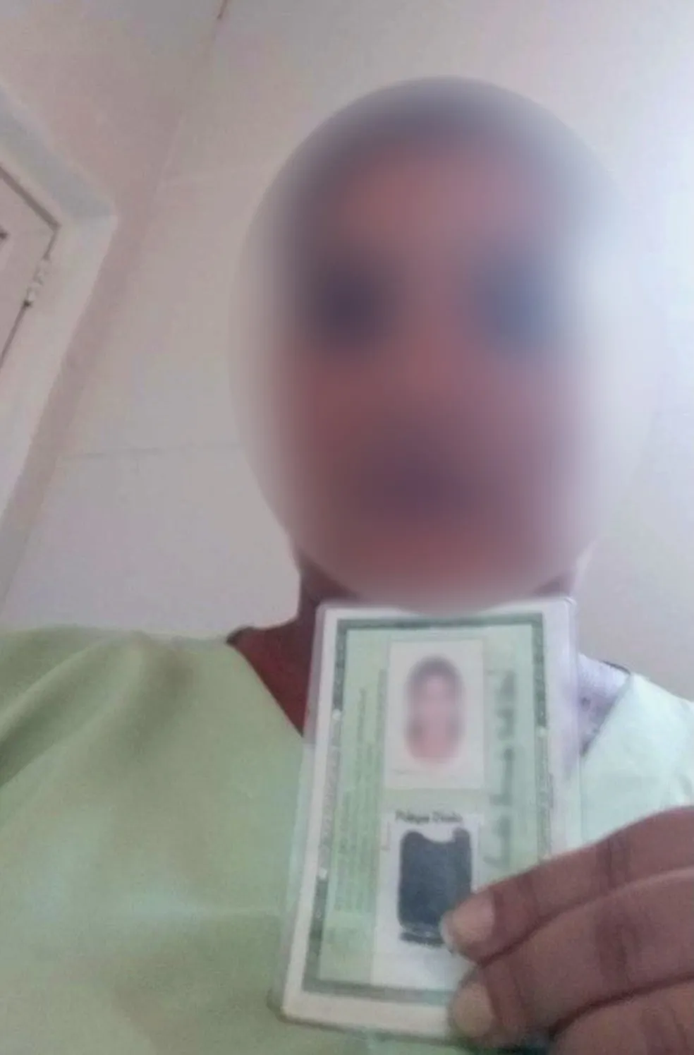 De acordo com as investigações, para concretizar o crime, a funcionária tirou uma foto dela segurando o documento da vítima e solicitou o empréstimo de forma digital.