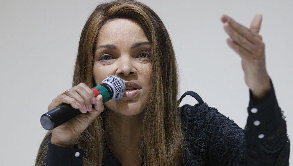 Imagem da deputada federal Flordelis discursando em plenário